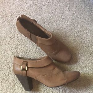 Brown leather shooties